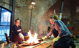 In der Glashütte in Gernheim haben Elisabeth Brosterhus und Burkhard Meyer viele ihrer Werke für die Höxteraner Landesgartenschau entstehen lassen – mit heißem Glas. - Brosterhus + Meyer