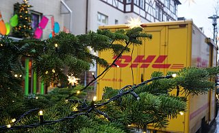 Wer Briefe und Pakete zu Weihnachten verschicken will, sollte nicht zu lange warten. Durch Krankheitsausfälle kommt es zu Verzögerungen. - picture alliance / Fotostand