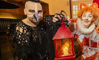 Rabe Jakob Krakel und Katze Maurizio di Mauro sind mit von der Partie. - Sarah Jonek