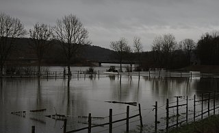 Die Diemel bei Germete in den Tagen nach dem Weihnachtsfest. Im Hintergrund ist die Brücke der B252 über den Fluss zu sehen. - Dieter Scholz
