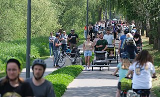 Auf dem Rad- und Fußweg an der Weser zum ehemaligen Amanda-Anleger tummelten sich die Bollerwagen-Ausflügler. - Ulf Hanke