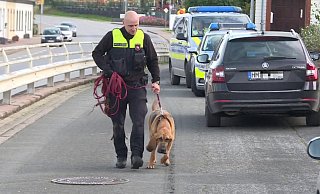 Nach dem gewaltsamen Tod einer Frau in Hehlen im Landkreis Holzminden hatte die Polizei mit einem Großaufgebot nach dem Tatverdächtigen gefahndet. - -