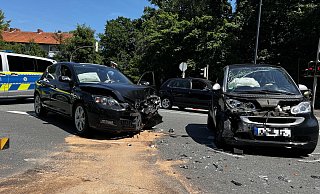 Beide beteiligten Autos wurden bei dem Unfall erheblich beschädigt und mussten abgeschleppt werden. - Thorsten Heß