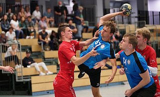 Das Rückspiel zwischen der TSG Altenhagen-Heepen II und der HDG EGB – hier setzt sich EGBs Paul Haje gegen den TSGer Jannick Osha (l.) durch – ist ungewiss. - Uwe Kleinschmidt