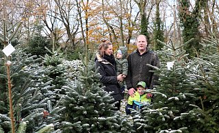 Annika und Till Moerkerk haben in diesen Tagen alle Hände voll zu tun mit der Organisation des Weihnachtsbaumverkaufs auf Siekmanns Hof. Wim und Floris sind gern dabei. - Frank-Michael Kiel-Steinkamp