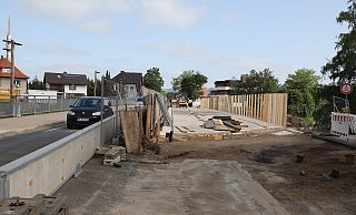 Auf der Südseite der Flutmuldenbrücke klafft im Anschlussbereich noch eine Lücke, die mit Asphalt ausgefüllt werden muss, bevor die neue Brückenhälfte für den Verkehr freigegeben werden kann. - Jörg Stuke