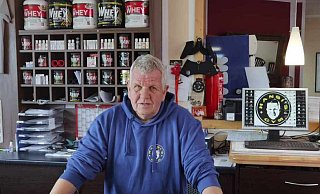 Inhaber Hans-Jürgen Thiel am Tresen seines Fitnessstudios vor der Zerstörung. - Thiel