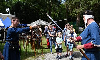 Im vergangenen Jahr fand der Mittelaltermarkt zum ersten Mal statt. Damals zeigten Alexander Thom (l.) und Burkhardt Hildebrandt (r.) zeigen Henry, Joschua und Sigrid Hellmich und Manu Bruns (Hintergrund), wie im Mittelalter mit Schwertern gekämpft wurde. Archivfotos: Louisa Kohnert - Louisa Kohnert