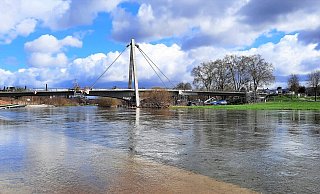 Nasse Pfeiler hat die Weserbrücke bereits. Die Arbeiten laufen auf Hochtouren. - David Schellenberg