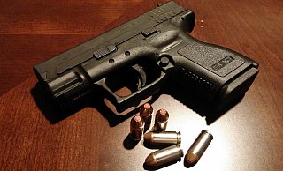 Bei dem jungen Mann wurden mehrere Waffen gefunden. - (Symbolbild): Pixabay