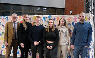 Stolz auf ihre Zusammenarbeit sind Schulleiter Matthias Groß (v.l.), Katja Werth, Schülersprecher Jan Brauner, Lucia Brunel Miceli, Maja Wessel und Ralf Spitzbarth. - Jule Barmwater