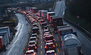 Durch den Unfall staute sich der Verkehr auf der A33 im Kreis Gütersloh. - Symbolbild dpa