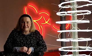 Andrea Brockmann, Kuratorin der Ausstellung und Leiterin der Städtischen Galerien und Museen der Stadt Paderborn, neben der Installation "Pflaumenallee" von Ulrich Möckel. - Phyllis Frieling