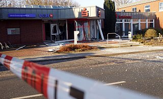 Kriminelle haben den Geldautomaten der Sparkassen-Filiale in Bruchmühlen gesprengt. - Niklas Krämer