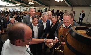 "O'zapft is": Beobachtet von Brauerei-Chef Christoph Barre und den Bundestagsabgeordneten Oliver Vogt (CDU), Achim Post (SPD) und Frank Schäffler (FDP) stach Stemwedes Bürgermeister Anfang Oktober 2023 beim ersten Stemweder Markt zum Marktauftakt ein Fass Freibier an. - Joern Spreen-Ledebur