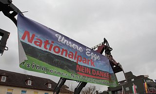 Schon im April formierte sich öffentlicher Protest gegen den Nationalpark. Dazu zählten vor allem Vertreter der Land- und Forstwirtschaft, wie hier seinerzeit vor dem Rathaus in Bad Lippspringe. Unter dem Titel „Unsere Egge“ hat sich kürzlich auch ein Verein gegründet, der das Vorhaben ablehnt. - Uwe Müller (Archiv)