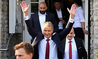 Björn Höcke (AfD, Mitte), Partei- und Fraktionsvorsitzender der AfD in Thüringen und Spitzenkandidat, verlässt am Sonntag die Wahlparty der AfD. - Daniel Vogl