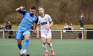 Herausragend: Denis Kina (l.) war beim beim 1:1 in Dornberg Torschütze und bester Spieler des SC Herford. - Peter Unger