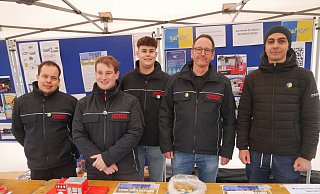 Am Stand der Feuerwehr Bad Lippspringe gab es reichlich info-Material zum Krieg in der Ukraine und den verheerenden Folgen. - Klaus Karenfeld