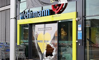 Unbekannte haben am frühen Morgen des 26. Oktober einen Geldautomaten im Windfang des E-Centers Wehrmann in Eilshausen gesprengt. - Frank-Michael Kiel-Steinkamp