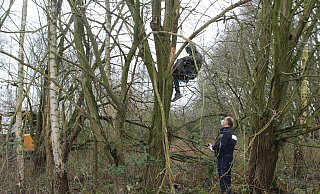 Ein Polizist spricht einen der jungen Aktivisten an. - Anastasia von Fugler