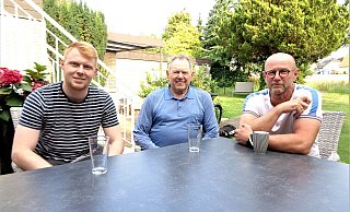 Familienbande: Philipp (v. l.), Kurt und Heiko Holtmann geben dem Handball-Drittligisten TuS Spenge auf eine ganz besondere Weise ein Gesicht. - Dirk Kröger