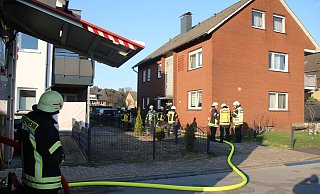Die Feuerwehr rückte zu einem Einsatz in einem Mehrfamilienhaus in Gütersloh aus. Eine Person muss ins Krankenhaus. - Thorsten Heß