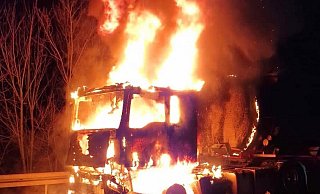 Das Fahrzeug brennt beim Eintreffen der Löschkräfte lichterloh. - FW Diemelstadt