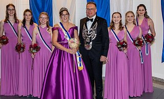 Die Majestäten Peter Riepe und Karin Latzel - sie genauso wie ihre Hofdamen in einem Traum von Flieder. - Schützen