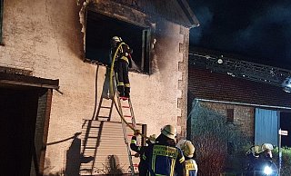 Insgesamt 120 Feuerwehreinsatzkräfte waren am vorletzten Tag des Jahres zur Brandbekämpfung in Natingen. - Freiwillige Feuerwehr Borgentreich