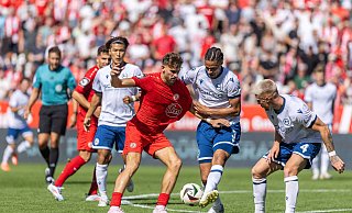 Arminias Innenverteidiger Joel Felix (Nr. 3) fehlte beim Spielaufbau etwas der Blick für Louis Oppie (r.). - IMAGO/Revierfoto