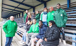 Als Team wollen sie die Familie aus Somalia die ersten Wochen und Monate in Paderborn begleiten: Verani Kartum (l.) und Tobias Kunold (hinten, v. l.), Julia Rustemeier, Aisha, Angela Kartum, Barbara Sieland, Fadumo und Mohamed sowie Canan (vorne, v. l.), Ahmed Araf und Abdullahi Hassan Hirsi mit seiner Mutter Ardo Noor Wardere. - Lena Henning