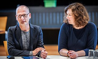 Ernste Mienen bei den Kulturpact-Sprechern Ralf Würfel und Juliane Bartelheimer, die um Kulturbetriebe fürchten. - Sarah Jonek Ernste Mienen bei den Kulturpact-Sprechern Ralf Würfel und Juliane Bartelheimer, die um Kulturbetriebe fürchten. - Sarah Jonek