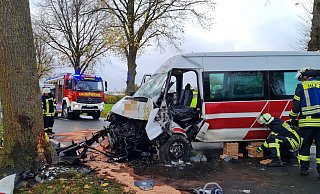 Während der Bergungsarbeiten blieb die Landstraße 636 zwischen Fürstenberg und Haaren voll gesperrt. - Feuerwehr