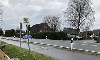 Schulkinder müssen jeden Tag über die B61, um zu ihrer Schulbushaltestelle zu gelangen. In der dunklen Jahreszeit sind sie dabei für Autofahrer nicht zu sehen. - Corina Lass