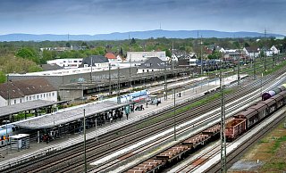 In welcher Weise sich die Verzögerung auf die geplanten zusätzlichen Bahnsteige in Gütersloh und Isselhorst-Avenwedde auswirkt, ist unklar. - Andreas Frücht In welcher Weise sich die Verzögerung auf die geplanten zusätzlichen Bahnsteige in Gütersloh und Isselhorst-Avenwedde auswirkt, ist unklar. - Andreas Frücht