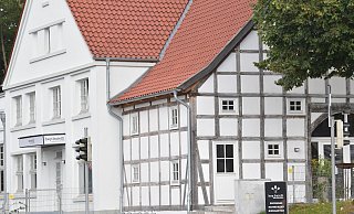 In dem bekannten Gebäude an der B61 startet am Freitag der Restaurantbetrieb. - Jens Dünhölter