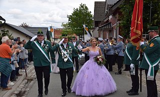 Oberst Michael Kemper geleitet sein Königspaar Benedikt und Manuela Wieners in Atteln entlang der angetretenen Schützen. - Anja Ebner