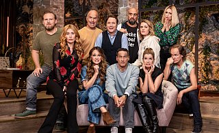 Die Comedians Axel Stein (hintere Reihe, l-r), Christoph Maria Herbst, Michael "Bully" Herbig, Abdelkarim, Hazel Brugger, Michelle Hunziker, sowie Palina Rojinski (vordere Reihe, l-r), Carolin Kebekus, der verstorbene Mirco Nontschew, Anke Engelke und Olaf Schubert beim Gruppenfoto für die dritte Staffel der Comedyserie «LOL - Last One Laughing» (undatierte Aufnahme). - Frank Zauritz