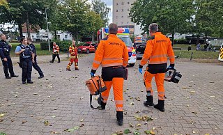 Neben den Einsatzkräften der Polizei und des Rettungsdienstes war auch die Besatzung des Rettunghubschraubers Christoph 13 in Dankersen vor Ort. MT-Foto: - Ilja Regier