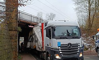 Die Fahrerkabine passte unter der Brücke durch, der Auflieger nicht. - Claus Frickemeier