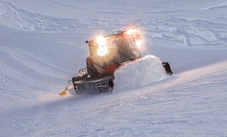 Pistenraupen – auch Pistenbully, Schneekatze oder Snowcat genannt – sollen nicht gemeinsam mit Wintersportlern fahren. - Symbolfoto: picture alliance / SchwabenPress