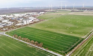 Die große rechteckige Ackerfläche zwischen Judenweg (im Vordergrund) und der kreuzenden Straße Am Kleeberg ist im Regionalplan als Gewerbezone ausgewiesen. Direkt nebenan ist das Borchener Gewerbegebiet zu sehen. Dahinter verläuft die A33. - Jens Reddeker