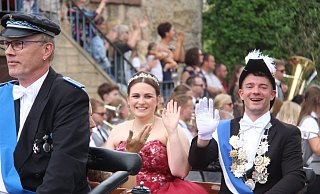 Die Germeter Majestäten Alexander Koch und Julia Morscheck führen in der Kutsche den Festumzug an. - Burkhard Battran