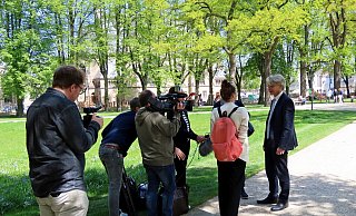 Das Medieninteresse am Fall der Elke D., die um ihr Kind kämpft, ist groß. Rechts steht ihr Anwalt Christian Laue. - Gunter Held Das Medieninteresse am Fall der Elke D., die um ihr Kind kämpft, ist groß. Rechts steht ihr Anwalt Christian Laue. - Gunter Held