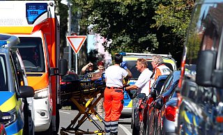 Beim Zugriff des SEK wird der 43-jährige Randalierer in Gütersloh leicht verletzt. Er muss in ein nahegelegenes Krankenhaus gebracht werden. - Patrick Menzel