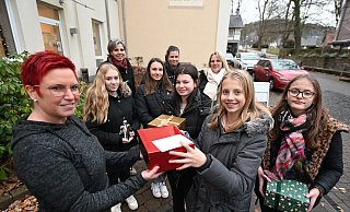 Cara Böwer und Anna Sophie Diekmann (r.) übergeben die Karten an Pflegedienstleiterin Jessica Binder – Sophie Reuter (dahinter v. l.), Lehrerin Sigrid Neitmann, Merle List, Verena Kersting, Lana Kersting und Alexandra Dewenter (Fördervereinsvorsitzende Realschule). - Thomas Kube