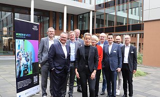 Wolfgang Marquardt (v. l.), Björn Böker, Jörg Timmermann, NRW-Wirtschaftsministerin Mona Neubaur, Volker Voelcker, Ingeborg Schramm-Wölk, Bernhard Hoppe-Biermeyer, Stefan Breit, Roman Dumitrescu und Günter Korder. - OWL GmbH