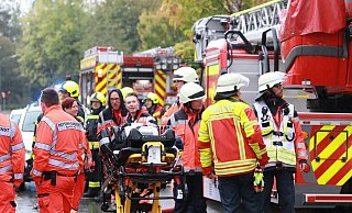 Ein Großaufgebot von Feuerwehr, Rettungsdienst und Polizei eilte am Freitagmorgen, 20. Oktober 2023, zur Marienstraße. In einem Zweifamilienhaus wurde vorsätzlich Feuer gelegt. - Claus Frickemeier