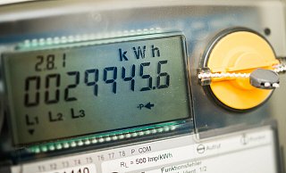 Genau so wie beim Stromzähler im privaten Haushalt gilt es auch in den städtischen Einrichtungen die Energieverbräuche zu überwachen und dann zu optimieren. - Patrick Pleul/dpa